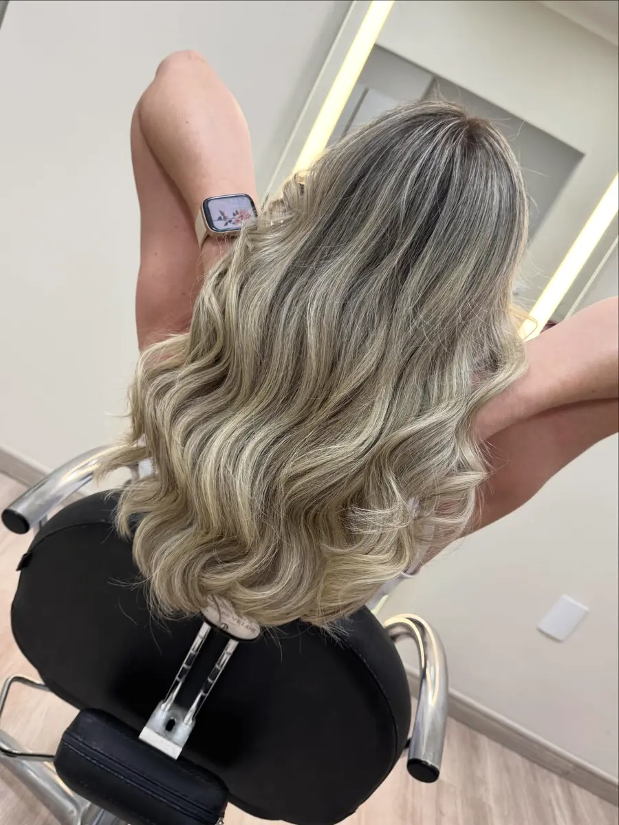 Cabelo loiro com ondas