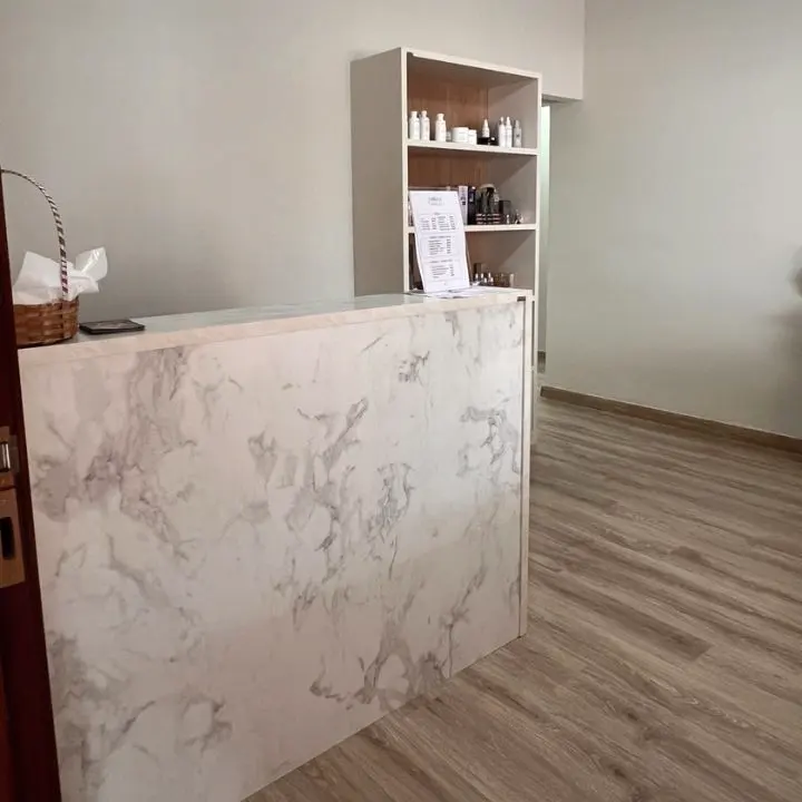 Recepção com balcão de mármore