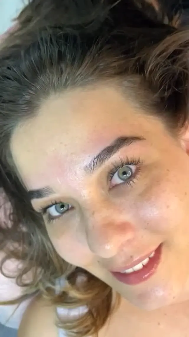 Olho com a sobrancelha alinhada em close